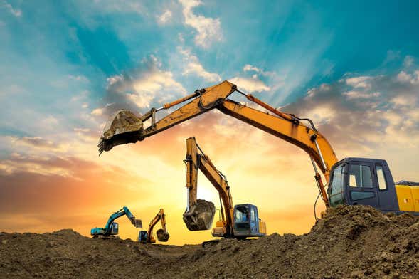 Destruction de voitures avec un bulldozer dans le désert de Las Vegas