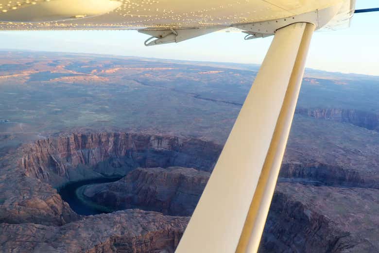 L'avion léger survolant les gorges d'Antelope