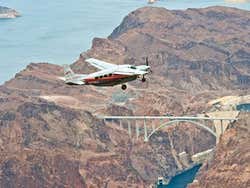 Petit avion survolant le Barrage Hoover