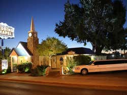 Limousine à la porte de la Chapelle Graceland